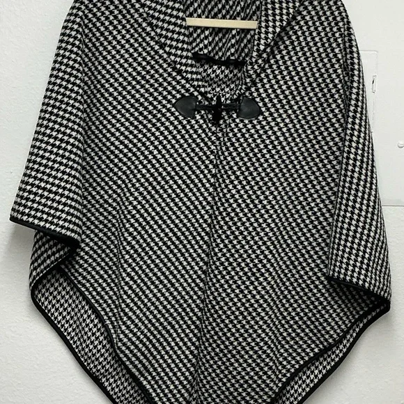 David & Young Black and White Houndstooth Cape - Picture 1 of 4